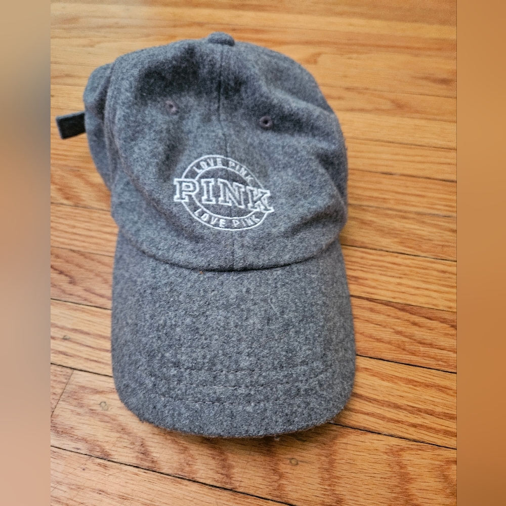 Grey baseball cap with logo dog